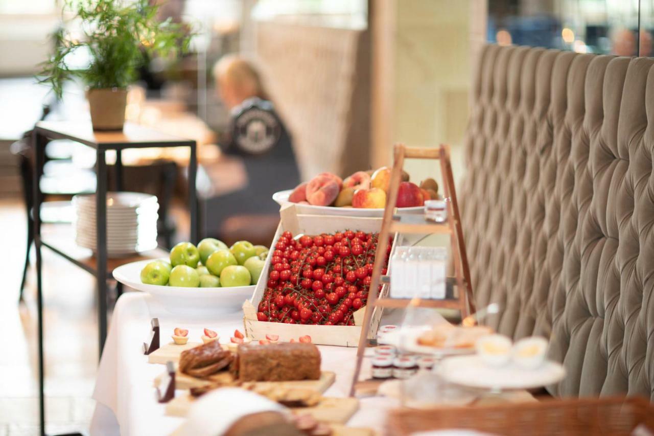 Prinsenhof Groningen Ngoại thất bức ảnh A buffet at a hotel